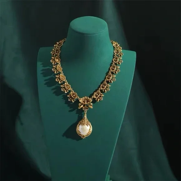 ANTIQUE STYLE GOLD FLORAL STATEMENT NECKLACE - Picture 5 of 7